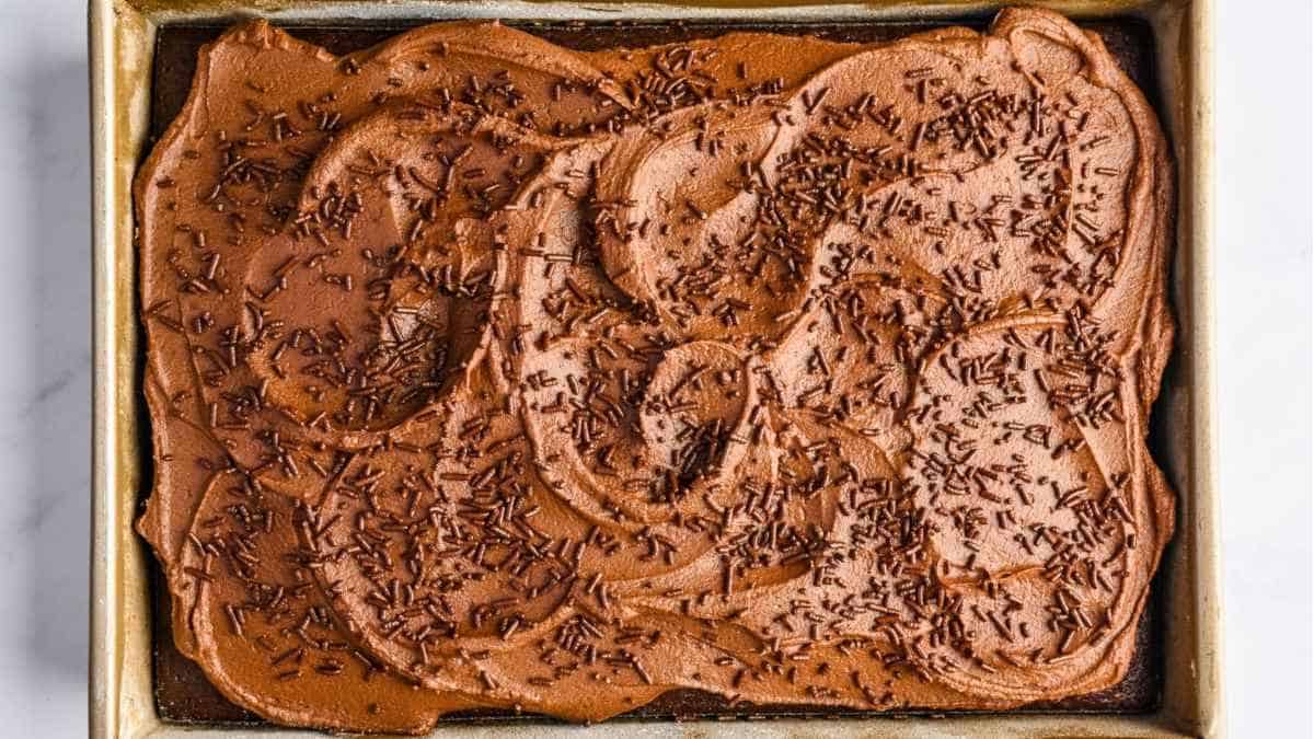 براونی با فراستینگ شکلاتی در یک تابه پخت.