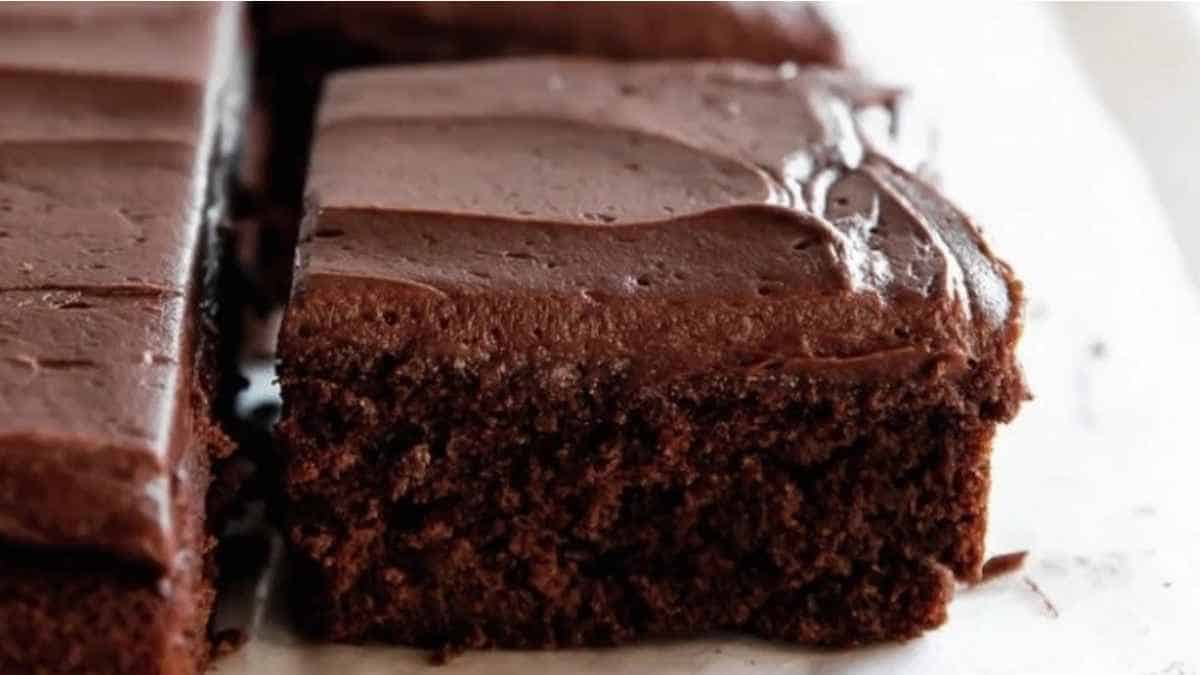 کیک ورقه ای شکلاتی با فراستینگ باترکریم شکلاتی.