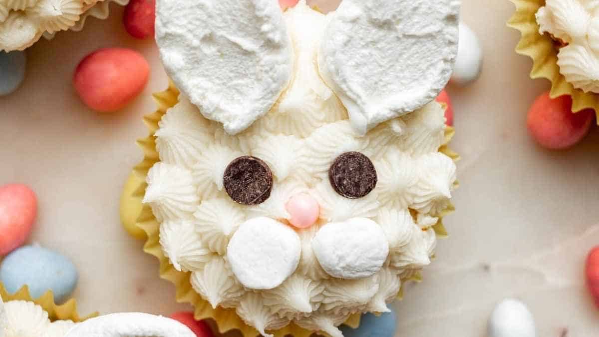 Easter Bunny Cupcakes. 