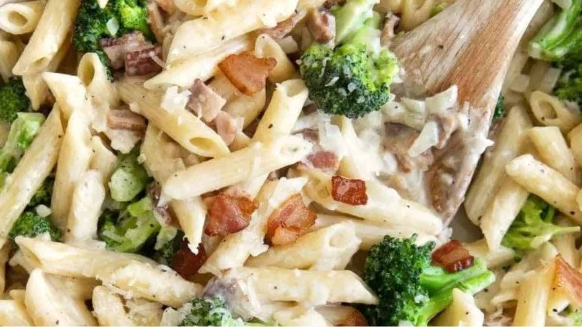 Easy Bacon Broccoli Pasta Recipe.