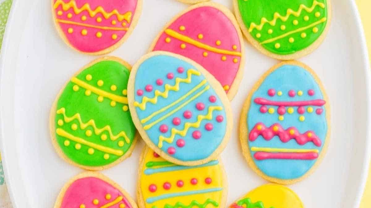 Easy Decorated Easter Egg Cookies.