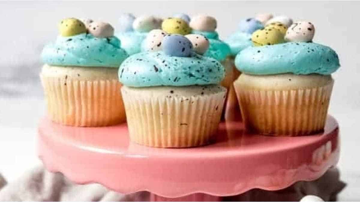 Easy Robin'S Egg Speckled Easter Cupcakes. 
