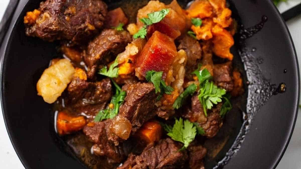 طرز تهیه خورش فوری گوشت گاو در قابلمه. 