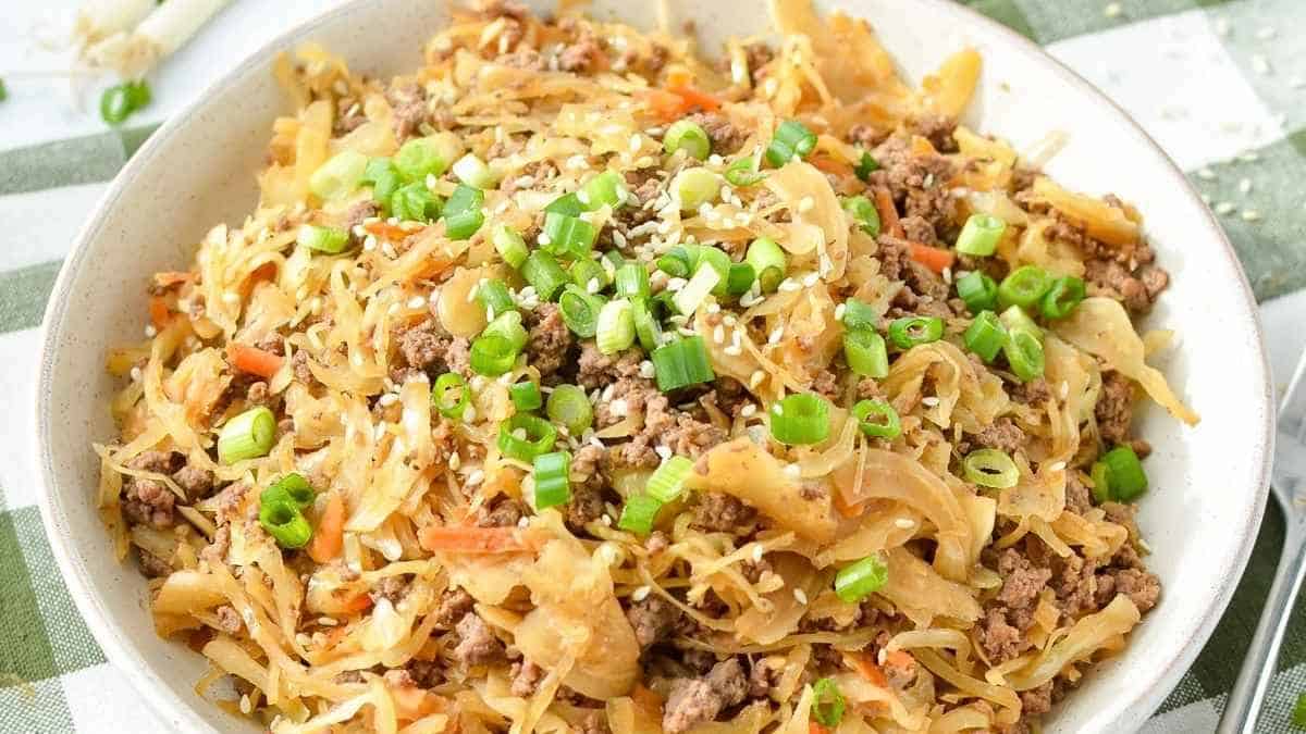 A bowl of noodles with meat and vegetables.