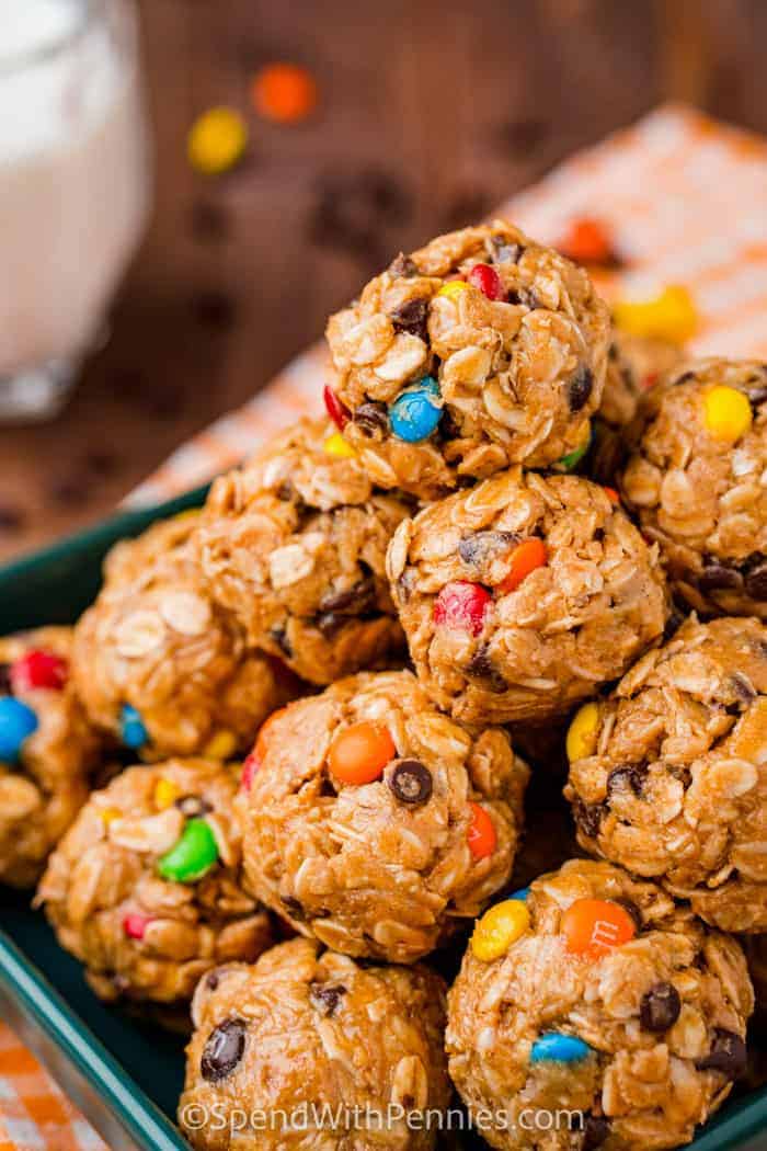 monster cookie energy balls on a blue plate / Monster cookie energy balls are the simple solution to healthy snacks for kids or adults! Try these no bake cookies with  or without nuts, or add in your favorite peanut butter substitute! 
