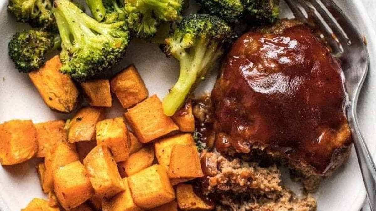 Meatloaf and broccoli on a plate.
