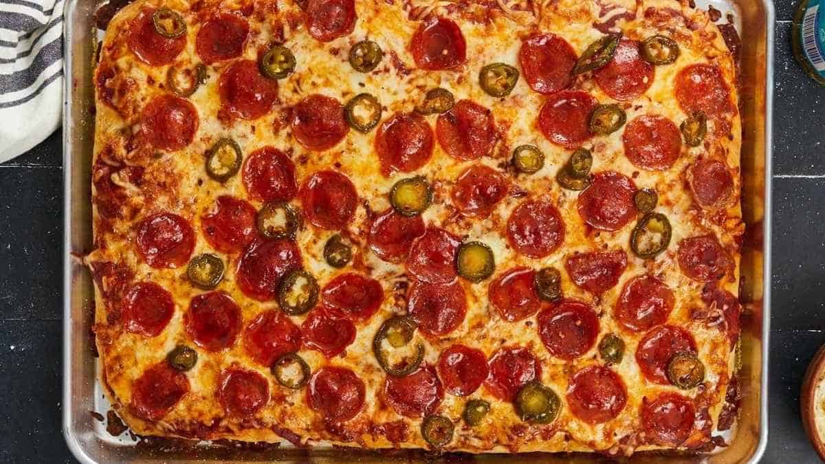 پیتزا ورقه ای تابه ای.