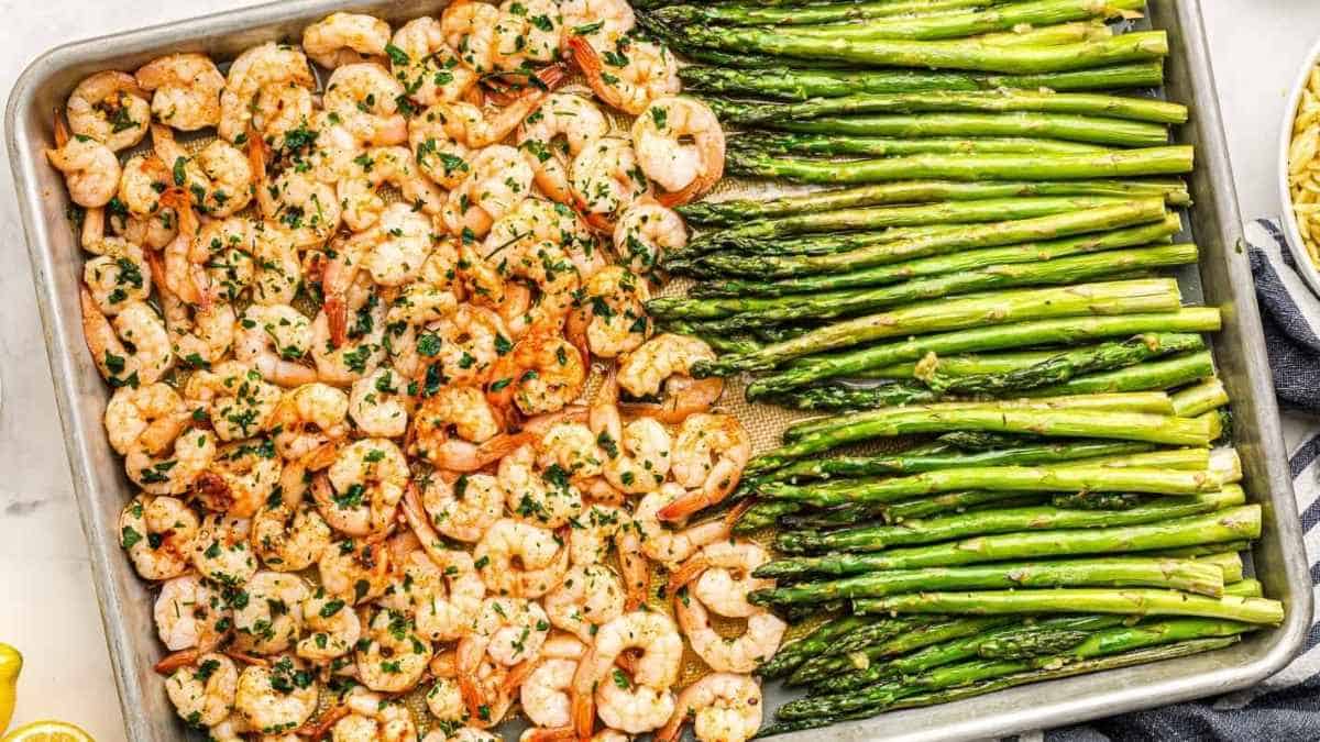 A pan of shrimp and asparagus.