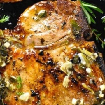 Grilled pork chops with thyme and lemon.