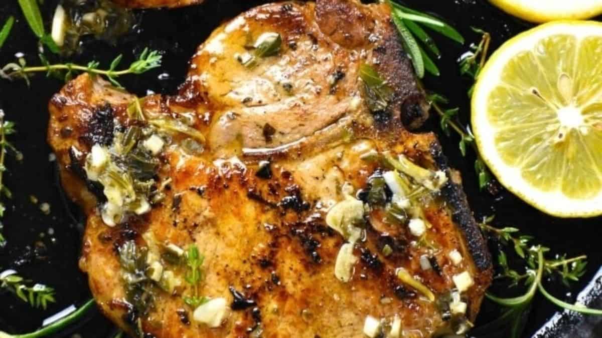 Grilled pork chops with thyme and lemon.