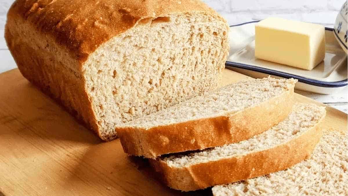 A loaf of bread is sitting on a cutting board.