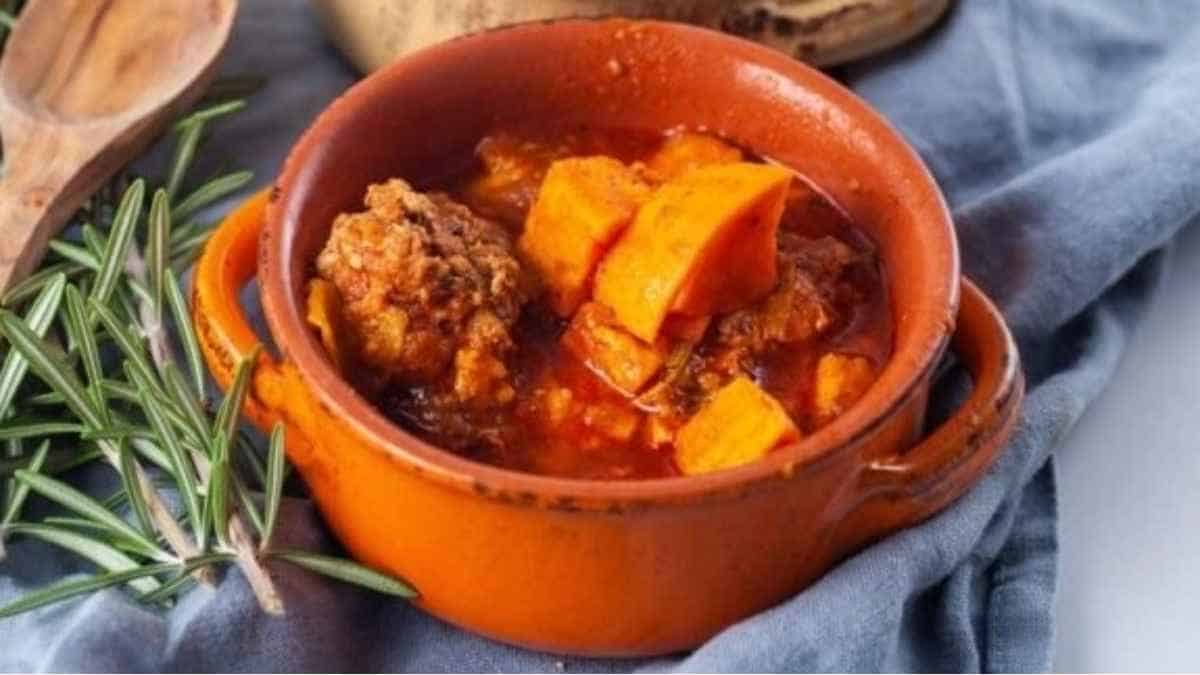 سیب زمینی شیرین و خورش چوریزو تند.