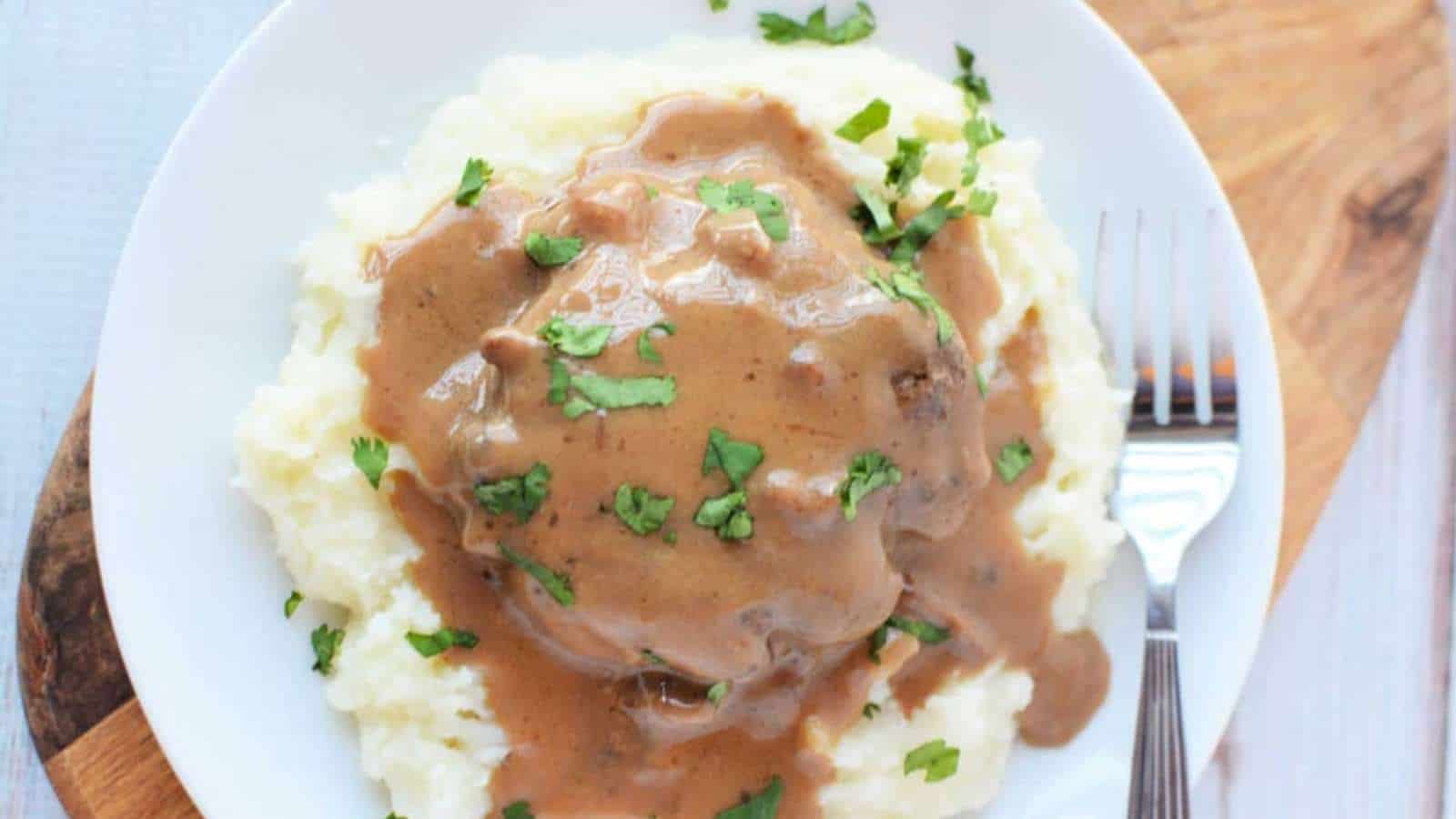 A plate with mashed potatoes and gravy on it.