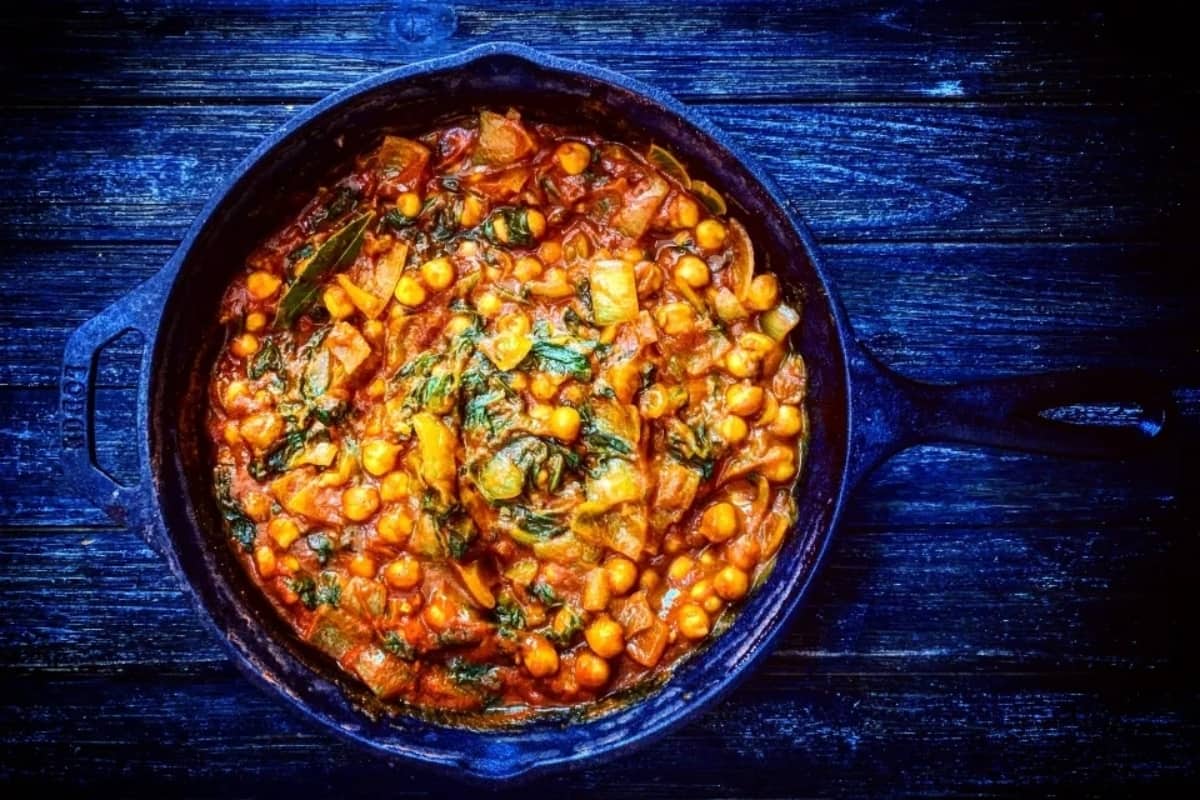 Garbanzo Beans Ki Sabji | Vegan Spinach And Chickpea Curry.
