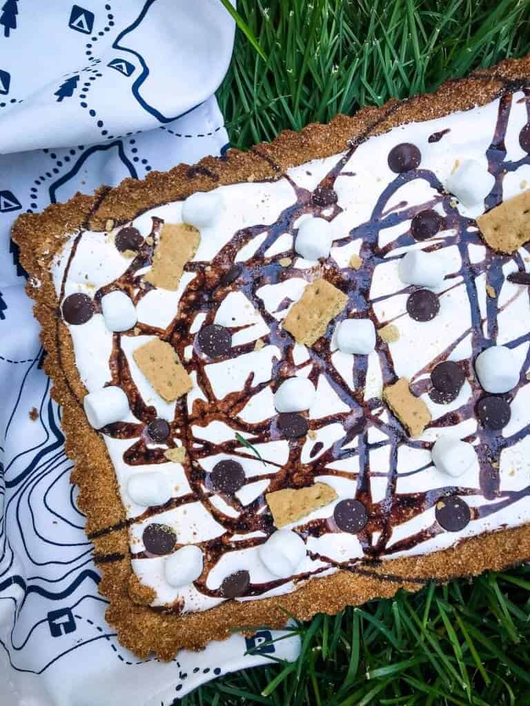 A S'mores Tart for summer dessert recipes. A graham cracker crust is filled with melted chocolate, marshmallow fluff, and s'mores ingredients. Simple and easy. #smores #tartrecipe / A S'mores Tart for summer dessert recipes. A graham cracker crust is filled with melted chocolate, marshmallow fluff, and s'mores ingredients. Simple and easy. #smores #tartrecipe
