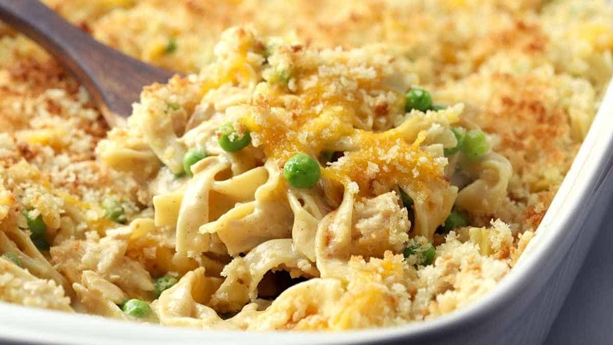 Baked pasta with a golden breadcrumb topping and green peas.