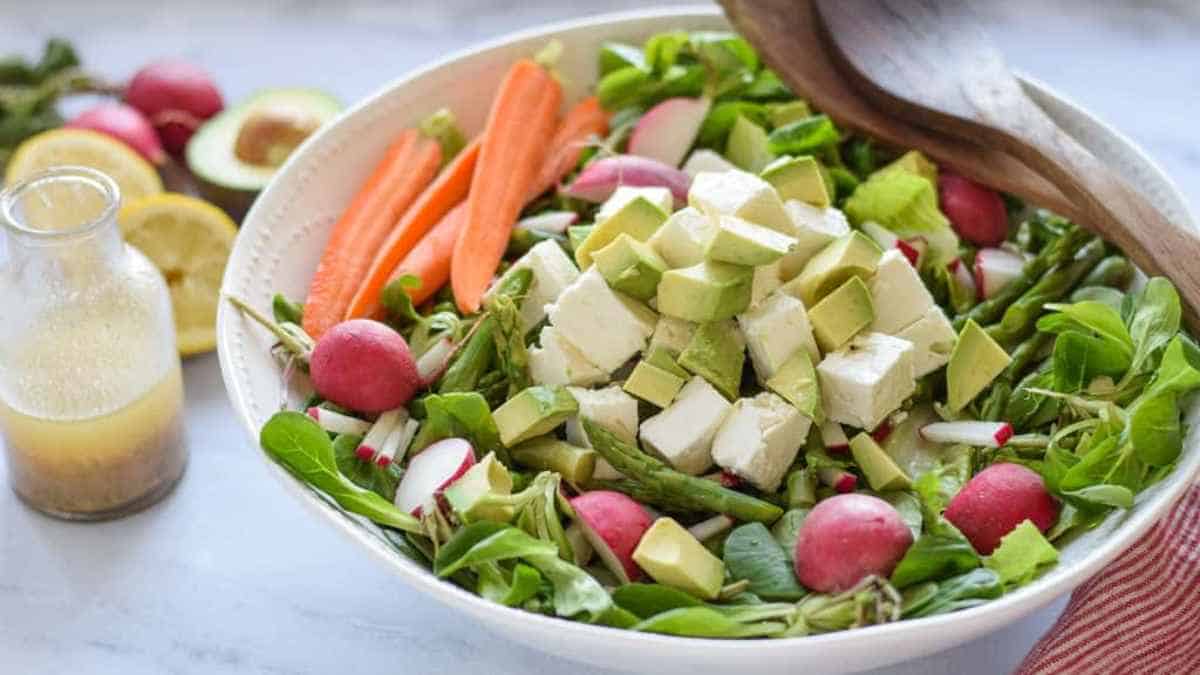 A bowl of salad with vegetables.