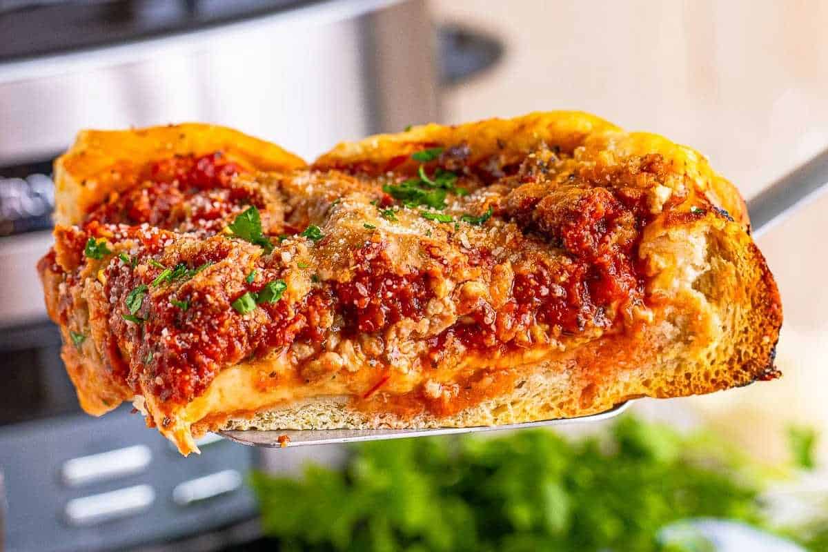 Slow Cooker Recipes with Less Than 10 Ingredients 22 Slow Cooker Deep-Dish Pizza Recipe.