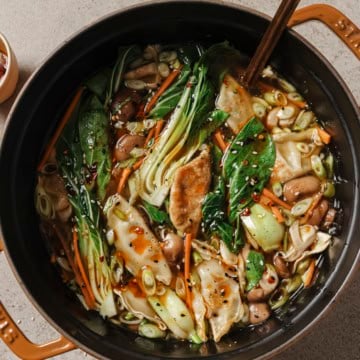 Potsticker -Suppe mit einem Löffel