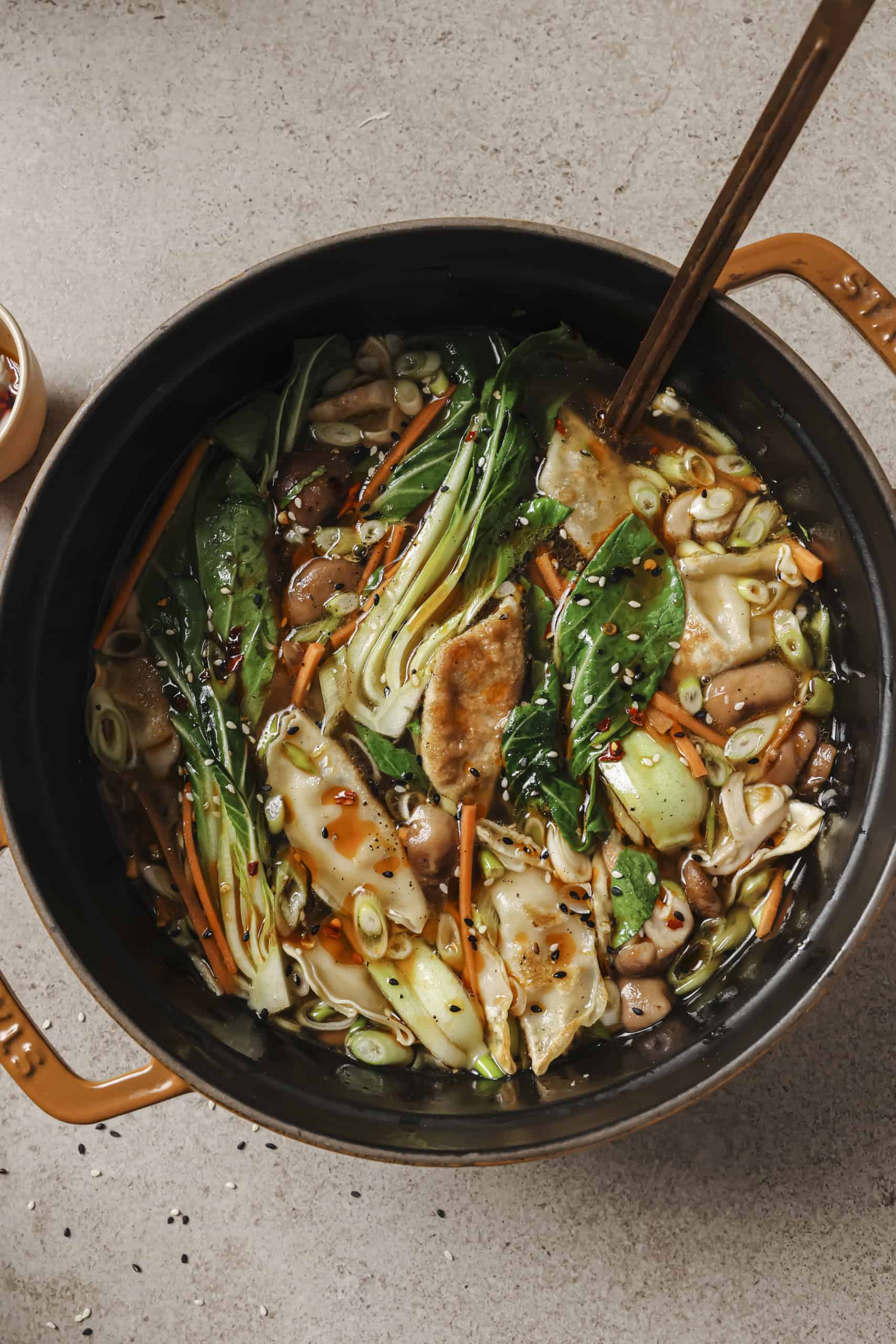 Potsticker -Suppe mit einem Löffel