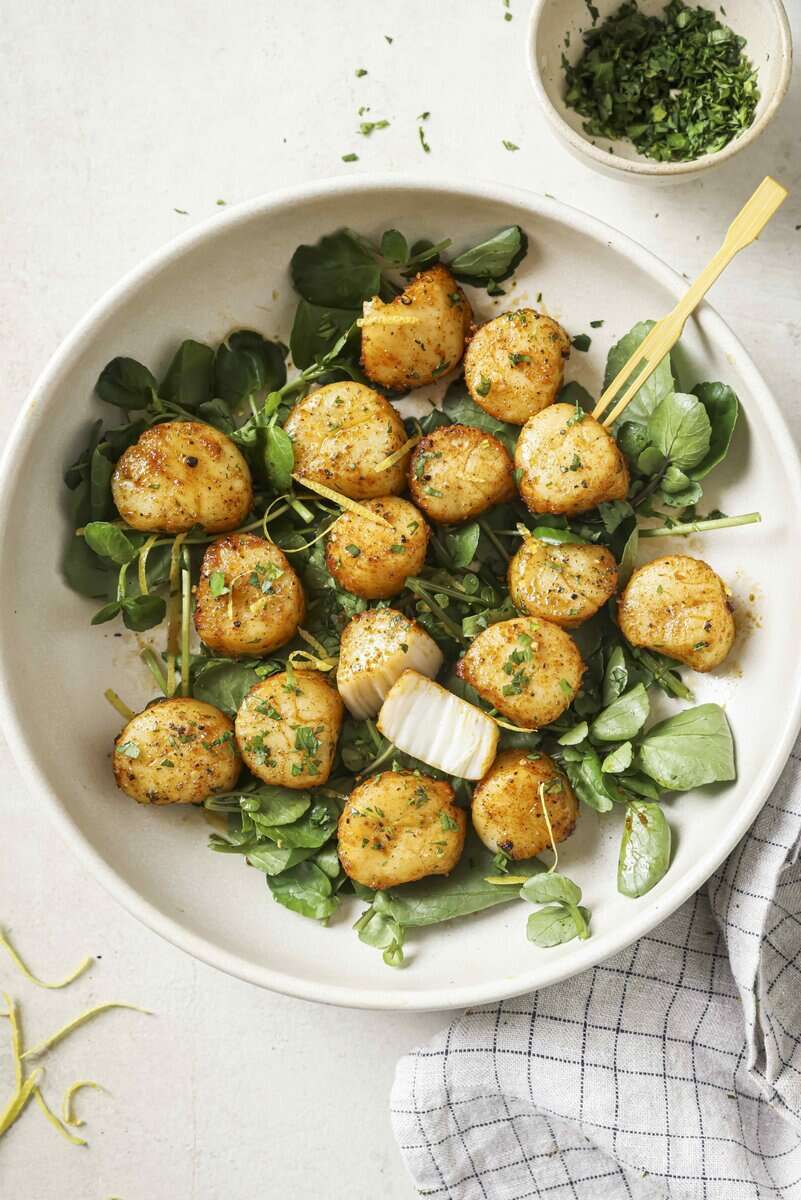 air fryer scallops on lettuce