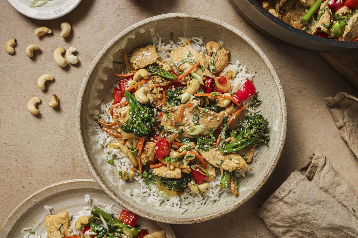 chicken stir fry with basil and cashews
