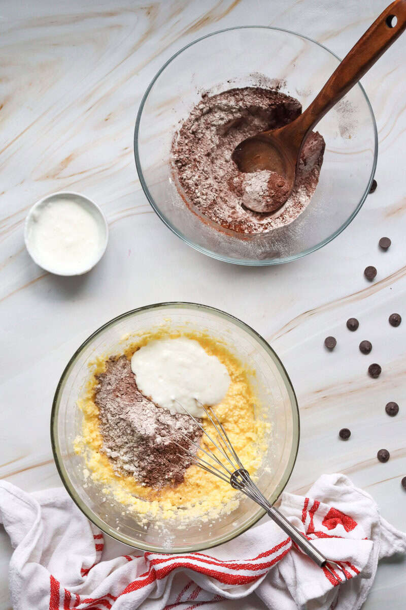 two bowls of ingredients for chocolate loaf cake 