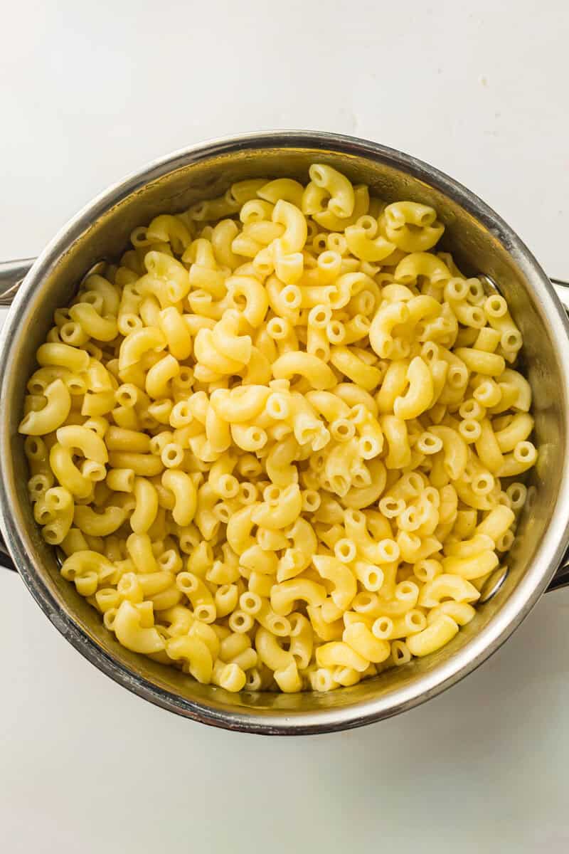 macaronin noodles in colander